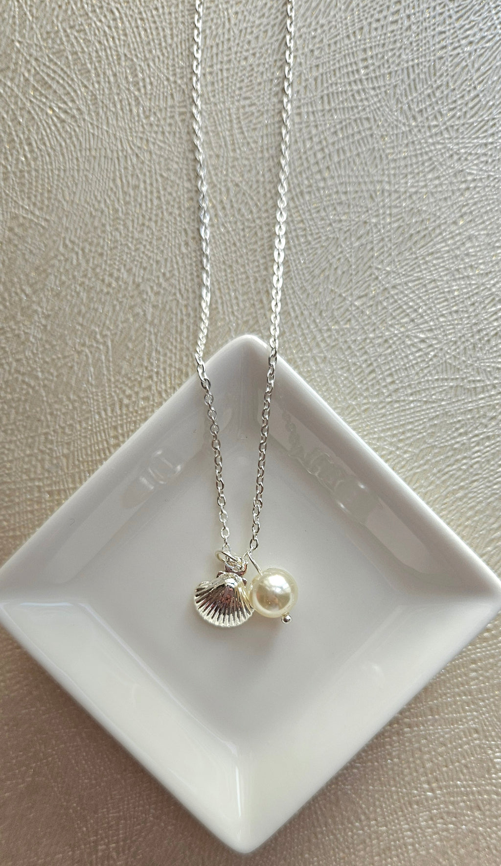 STAINLESS STEEL SILVER NECKLACE WITH FAUX PEARL AND SHELL PENDANT