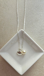 STAINLESS STEEL SILVER NECKLACE WITH FAUX PEARL AND SHELL PENDANT