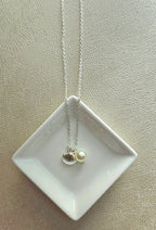STAINLESS STEEL SILVER NECKLACE WITH FAUX PEARL AND SHELL PENDANT