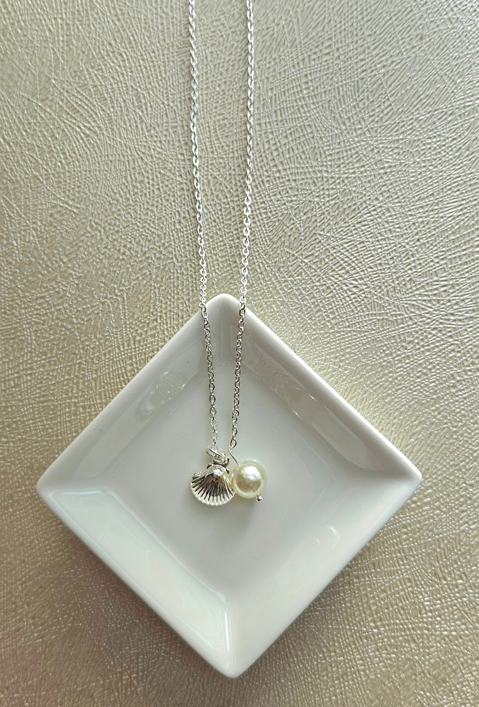 STAINLESS STEEL SILVER NECKLACE WITH FAUX PEARL AND SHELL PENDANT