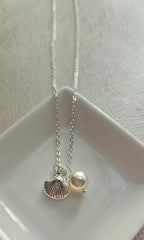 STAINLESS STEEL SILVER NECKLACE WITH FAUX PEARL AND SHELL PENDANT