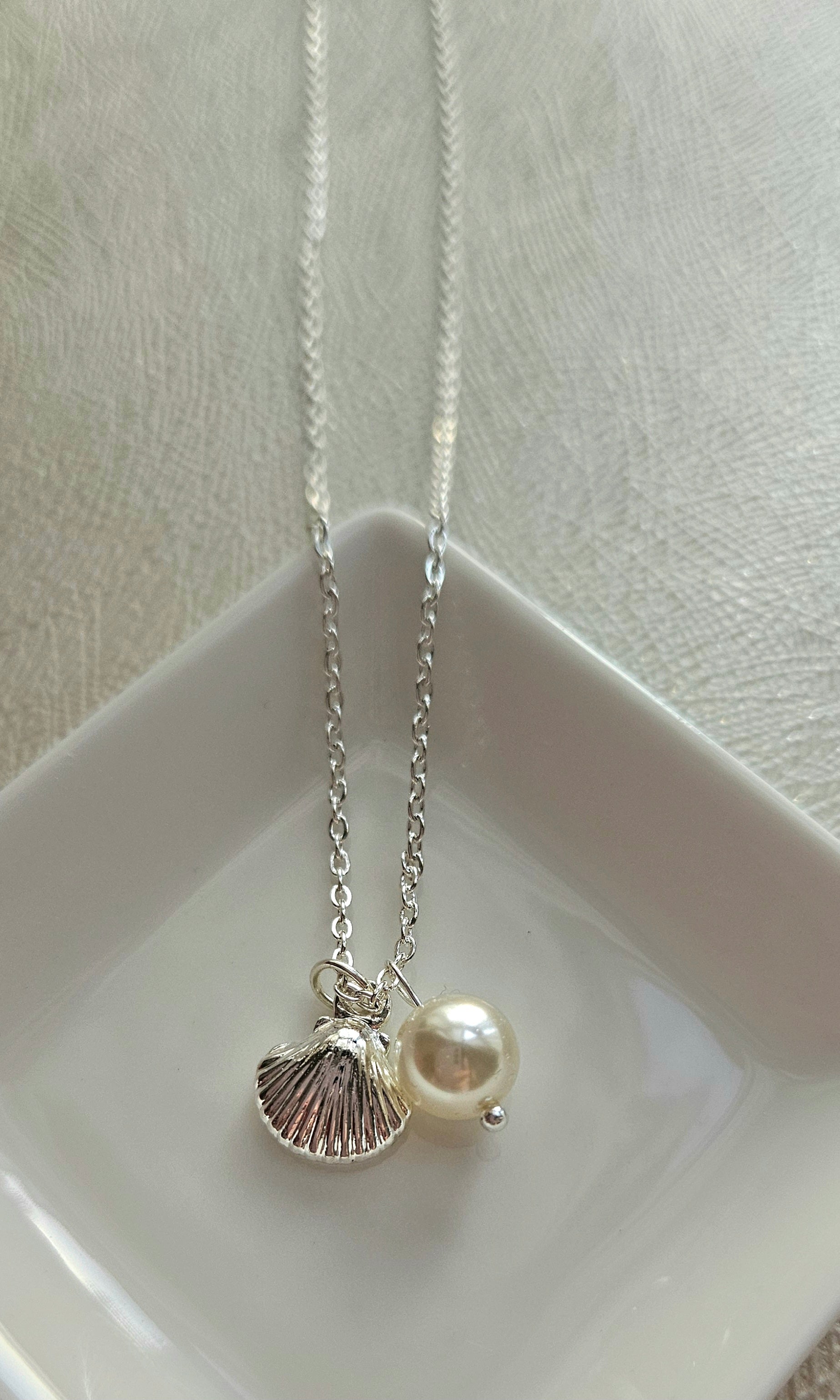 STAINLESS STEEL SILVER NECKLACE WITH FAUX PEARL AND SHELL PENDANT